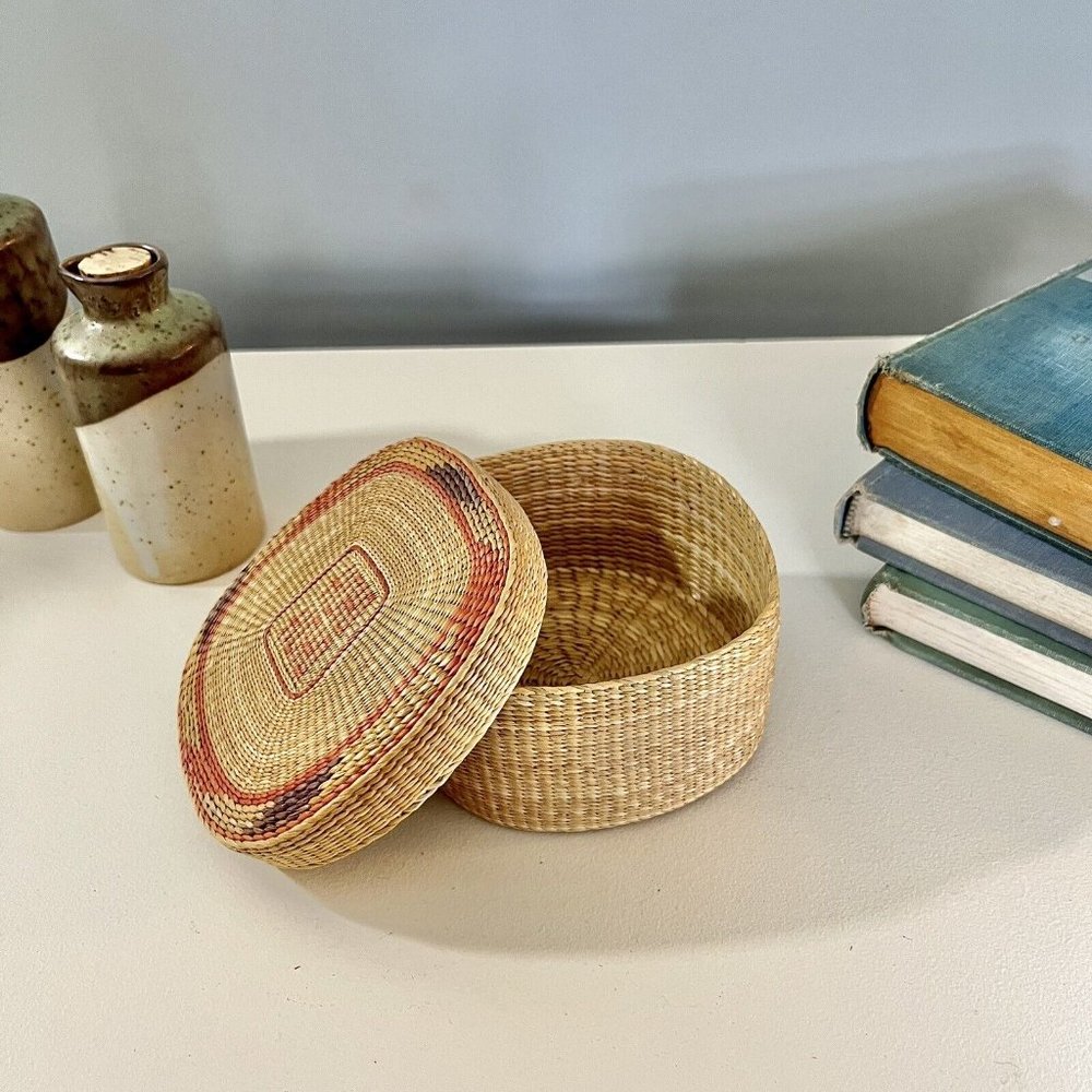 VINTAGE Woven Sweet Grass Square Basket With Lid 4.5” X 4.5 X 2.5 - Picture 4 of 7